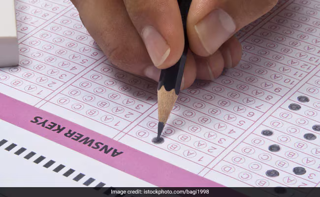 NEET पुनर्परीक्षा पर बवाल: छात्र के पास नहीं पासपोर्ट, NTA ने परीक्षा केंद्र दिया अबूधाबी