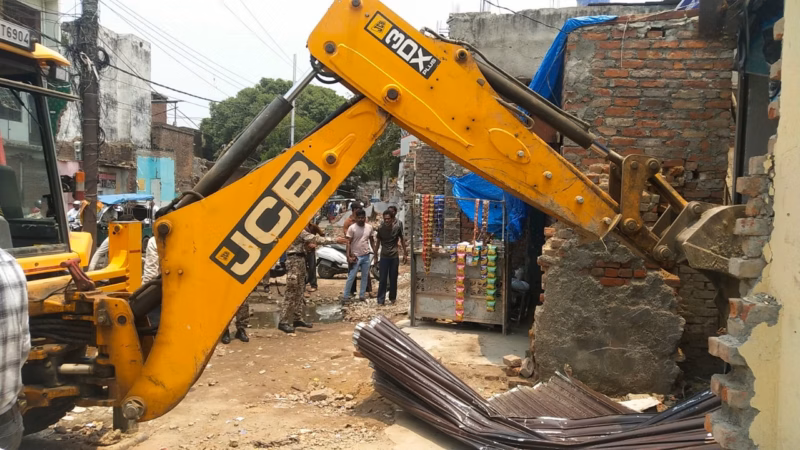 टीएमसी सांसद अभिषेक बनर्जी के ऑफिस पर बुलडोजर एक्शन