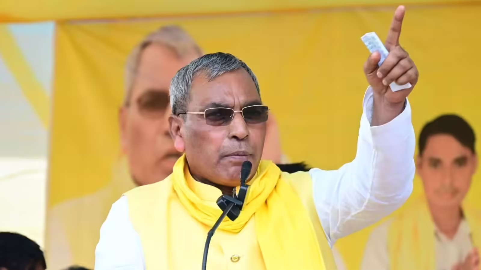 राजभर का अखिलेश पर हमला: मिलने और फोटो खिंचवाने के नाम पर वसूली का आरोप