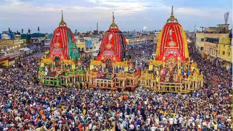 बिना मुकुट के भगवान: विपक्ष हमलावर