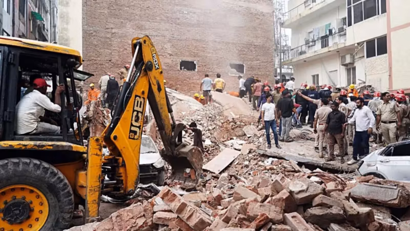 सत्य निकेतन हादसा: MCD की कार्रवाई पर अटका मामला, हाईकोर्ट ने तुरंत सुनवाई से मना किया