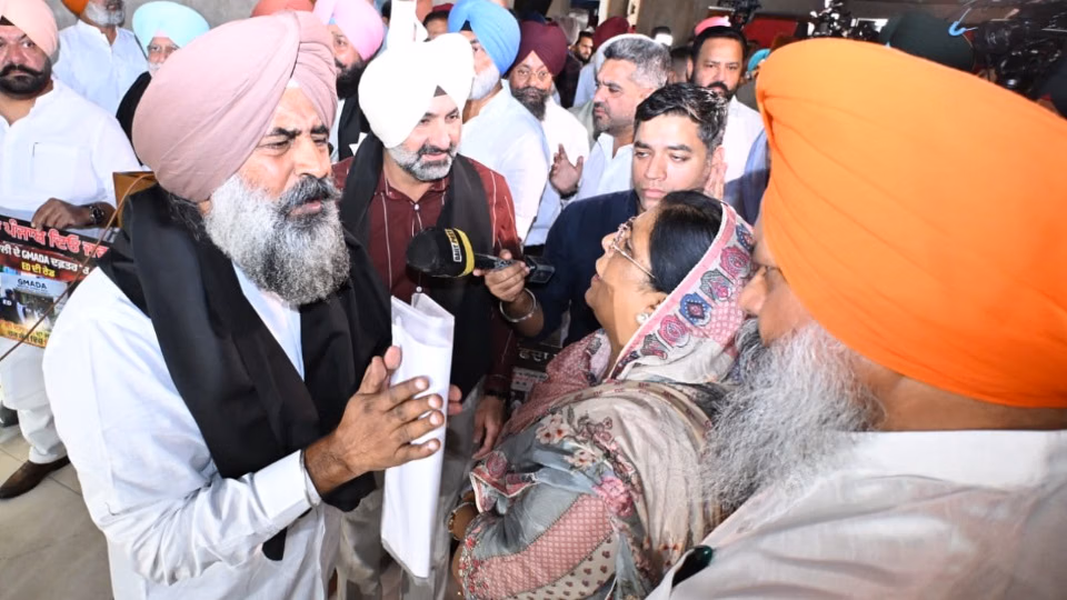 विधानसभा परिसर में ‘आप’ और कांग्रेस विधायक भिड़े, परगट सिंह ने बीच-बचाव कर जोड़े हाथ